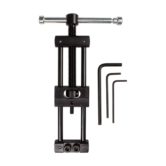 Das Bild zeigt das Produkt "Designa Dart Repointer Black Pro Edition - Spitzenwechsler". Es besteht aus einem Werkzeug zum Spitzenwechseln und drei Inbusschlüsseln.