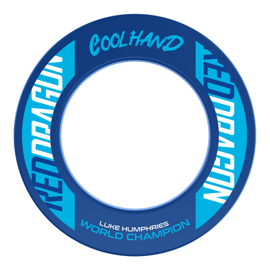 Das Bild zeigt den "Red Dragon Luke Humphries World Champion Dartboard Surround" in Blau mit weißen und hellblauen Schriftzügen. Auf dem Produkt stehen die Wörter "Coolhand", "Red Dragon" und "Luke Humphries World Champion".