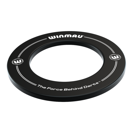 Auf dem Bild ist ein schwarzer Dartboard-Surround der Marke Winmau zu sehen. Auf dem Surround steht der Slogan „The Force Behind Darts“.