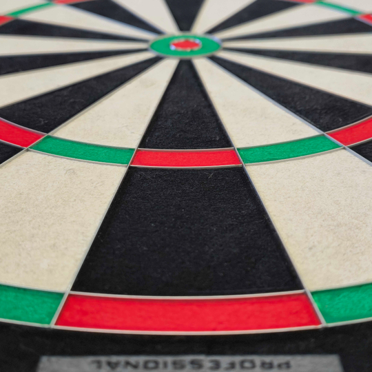 Stalowa tarcza do darta Harrows Fortis Harrows Fortis Steeldartboard ist ein Steeldartboard für Dartspieler. Dieses Produkt ist ideal für Präzision und Haltbarkeit beim Dartspiel.