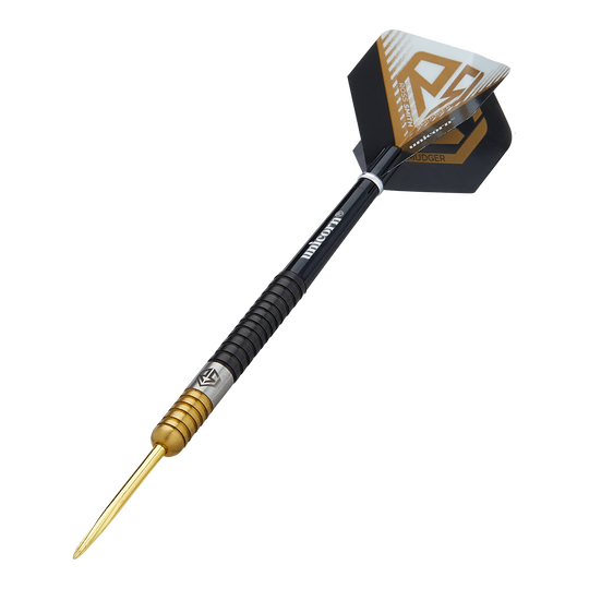Dies ist ein Steeldart namens "Unicorn Ross Smith Two-Tone Steeldarts". Er hat eine goldene Spitze, einen zweifarbigen Griff und schwarze Flights mit gold-weißen Akzenten.