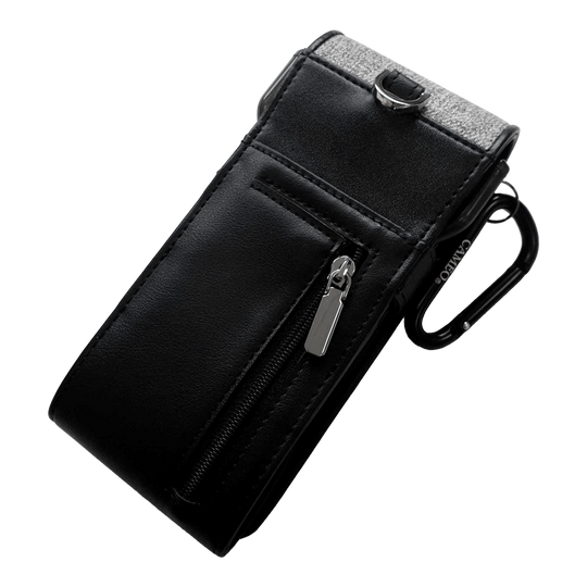 Das Bild zeigt ein elegantes schwarzes Etui mit einem Reißverschlussfach. Es hat einen silbernen Clip und eignet sich ideal zum Aufbewahren von Dartzubehör.