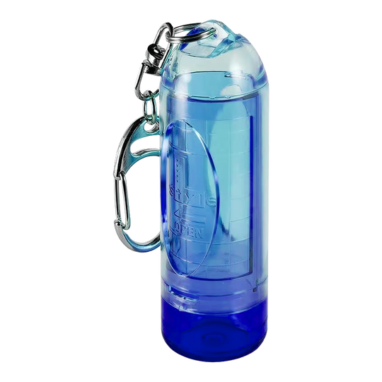 Etui na końcówki do ust w stylu L Dies ist ein blauer, transparenter Kunststoffbehälter mit einem Karabiner. Er eignet sich zum Aufbewahren kleiner Gegenstände und kann einfach an Taschen befestigt werden.