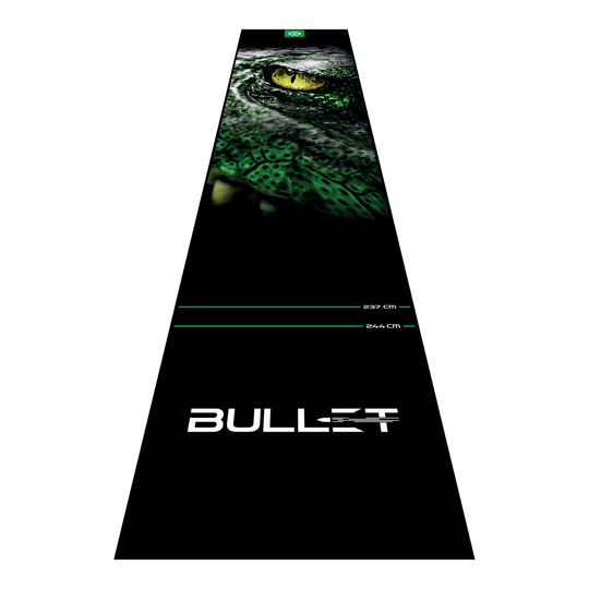 Die Bullet Gator Dartmatte ist auf dem Bild zu sehen. Sie schützt den Boden und markiert die Abwurflinie beim Dartspiel.