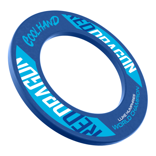 Das Bild zeigt ein blaues Dartboard-Surround mit der Aufschrift "Red Dragon" und "Cool Hand". Auf dem Surround steht außerdem "Luke Humphries World Champion".