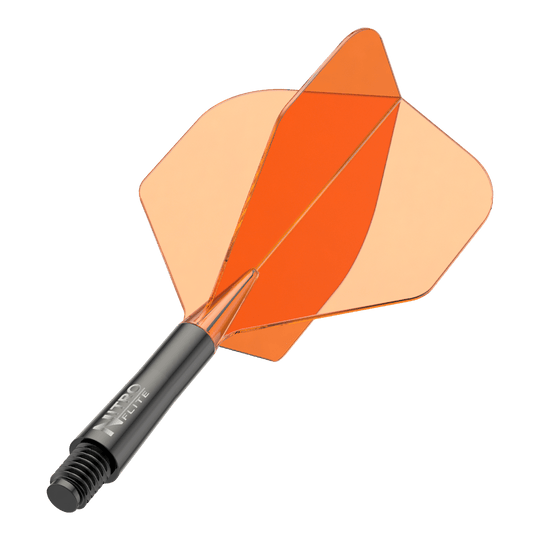 Auf dem Bild ist ein schwarzer Dartschaft mit orangefarbenen Flights zu sehen. Es handelt sich um ein Zubehör für Dartpfeile.