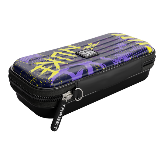 Etui na lotki Target Takoma Luke Littler Das Bild zeigt das "Target Takoma Luke Littler Dartcase" mit einem auffälligen Design in Lila, Gelb und Schwarz. Das Etui hat einen Reißverschluss und das Target-Logo ist gut sichtbar.