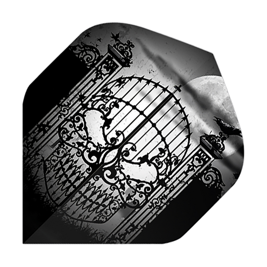 Alchemia Porzuć wszelką nadzieję Nr 2 Standardowe loty Das Bild zeigt ein schwarz-weißes Motiv mit einem verzierten eisernen Tor vor einem Vollmond. Eine Krähe sitzt auf einem der Torpfeiler und verstärkt die mystische Atmosphäre.