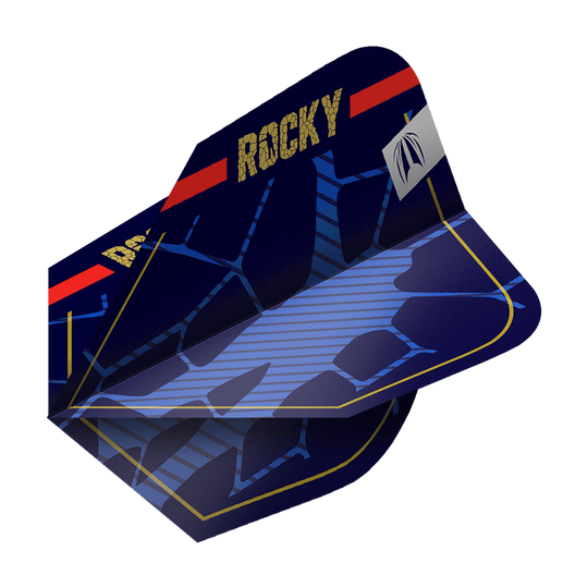 Lotki Target Pro Ultra Josh Rock GEN1 Ten-X - 3 zestawy Das Bild zeigt ein Set von blauen Dart-Flights mit dem Aufdruck "ROCKY" in goldener Schrift. Die Flights haben ein modernes Design mit blauen Linien und einem roten Streifen am oberen Rand.