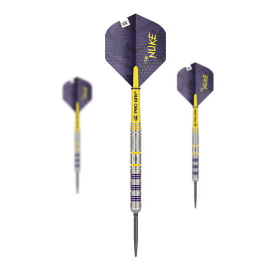 Stalowe rzutki Swiss Point firmy Target Luke Littler Loadout Das Bild zeigt die Target Luke Littler Loadout Swiss Point Steeldarts. Die Darts sind silberfarben mit gelben und violetten Akzenten und haben violette Flights mit der Aufschrift "The Nuke".