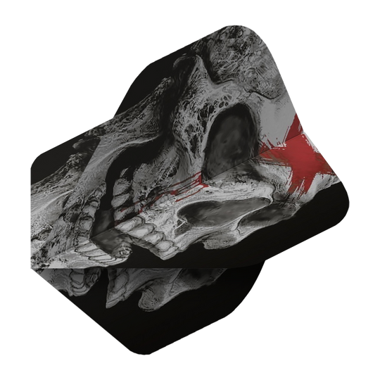 ALC20_Alchemy_Bring_Out_Your_Dead_Standard_Flights_2 Das Bild zeigt einen Dartflight mit einem detaillierten Totenkopf-Design. Auf dem Flight ist außerdem ein roter, sternförmiger Fleck zu sehen.