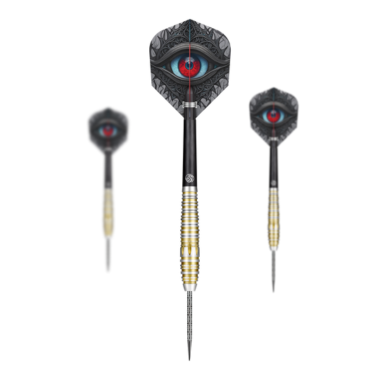 Shot Celta Balora Steeldarts Das Bild zeigt drei Steeldarts des Produkts „Shot Celt Balor Steeldarts“ vor schwarzem Hintergrund. Auf den Flights ist ein auffälliges, stilisiertes Auge in leuchtenden Farben abgebildet.