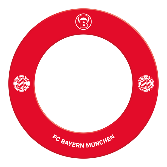 Auf dem Bild ist das Bulls FC Bayern München Premium Dartboard Surround zu sehen. Das Surround schützt die Wand und trägt das Logo des FC Bayern München.