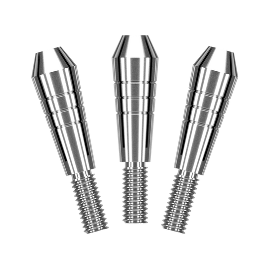 Das Bild zeigt drei silberne Ersatzspitzen für Dartschäfte aus Titan. Sie sind glänzend und haben ein Schraubgewinde am unteren Ende.