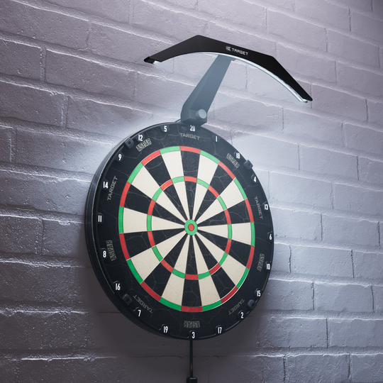 Oświetlenie tarczy do darta Target ARC V2 Das Bild zeigt eine Dartboard-Beleuchtung namens "Target ARC V2", die über einem Dartboard an der Wand montiert ist. Das Licht leuchtet das Dartboard gleichmäßig aus und sorgt für eine klare Sicht auf die Felder.