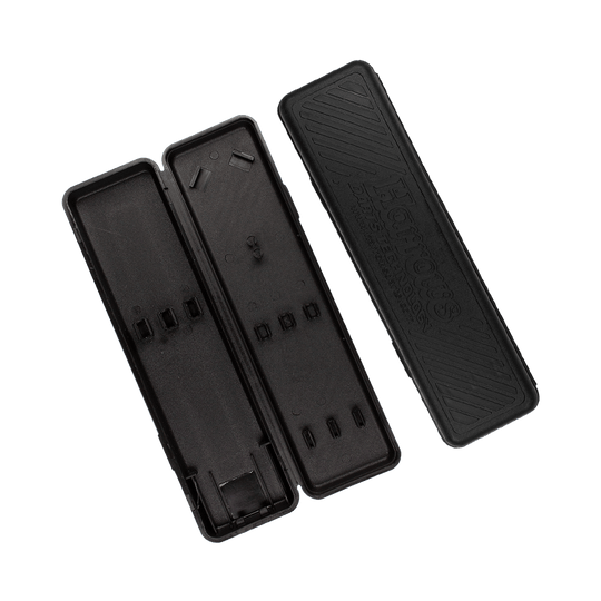 Harrows_Plastikbox Das Bild zeigt ein geöffnetes Etui für Harrows Blaze Style A Steeldarts. Die Hülle ist schwarz und aus Kunststoff gefertigt.