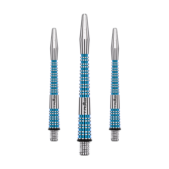 Auf dem Bild sind drei blaue Aluminium-Dartschäfte zu sehen. Sie haben silberne Spitzen und ein feines Rillenmuster am Schaft.
