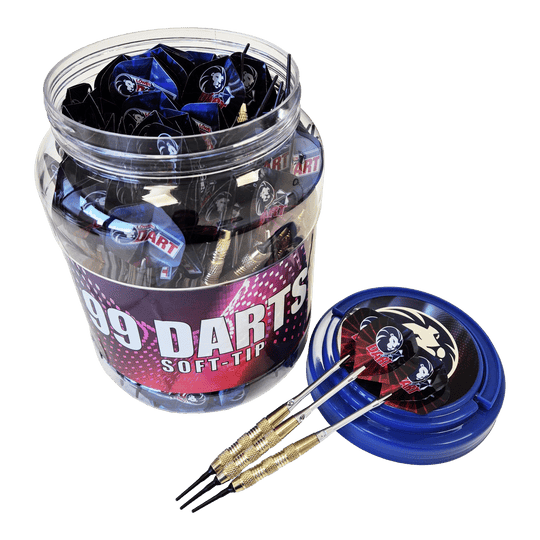 Das Bild zeigt eine große Dose mit der Aufschrift „99 DARTS SOFT-TIP“, die viele Soft-Tip-Darts enthält. Drei der 18g Darts liegen auf dem blauen Deckel neben der Dose.