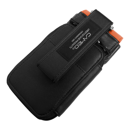 Etui na rzutki Cameo Garment 2.5 Dies ist ein schwarzes Dart-Etui mit orangefarbenen Akzenten. Auf der Vorderseite befindet sich ein Aufnäher mit dem Markennamen "CAMEO".