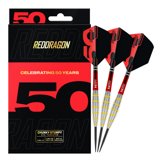 Auf dem Bild ist das Produkt "Red Dragon 50 Year Collection Chunky Stumpy 3 Steeldarts - 24g" zu sehen. Die Verpackung ist schwarz und rot gestaltet und neben ihr sind drei Steeldarts abgebildet.