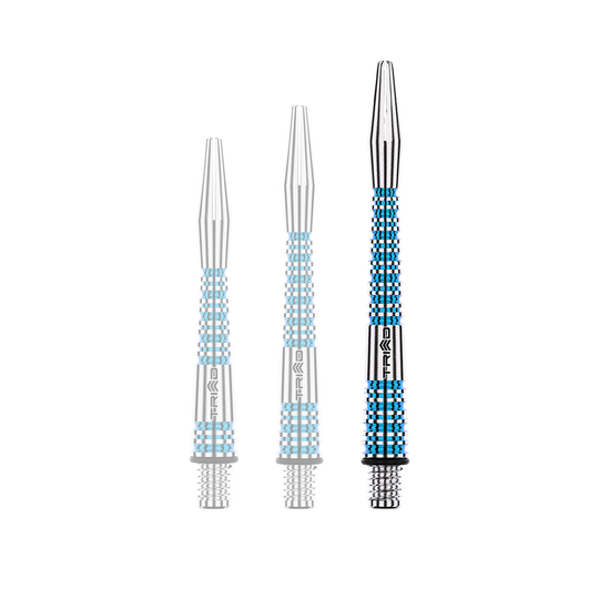 Auf dem Bild sind drei silber-blaue Aluminium-Dartschäfte in unterschiedlichen Längen zu sehen. Sie haben ein geriffeltes Design und das Wort "TRIAD" ist auf jedem Schaft eingraviert.