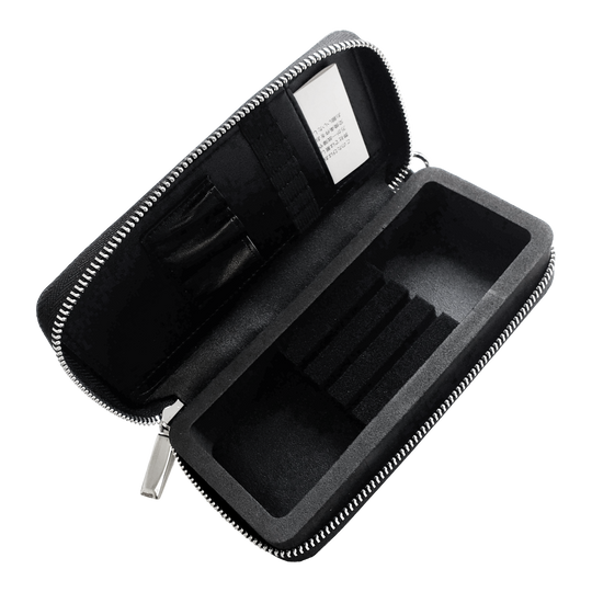 Przypadek biznesowy Cameo Pro3 Das Bild zeigt ein schwarzes Etui mit Reißverschluss, das im Inneren Fächer für Karten und andere kleine Gegenstände hat. Der Innenraum ist mit Schaumstoff ausgekleidet und für eine geordnete Aufbewahrung unterteilt.