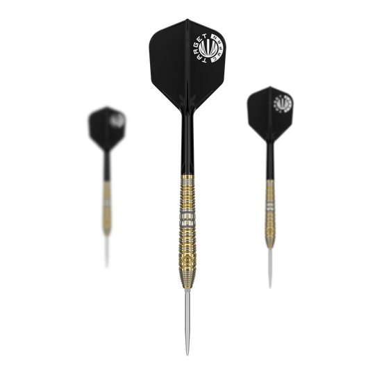 Das Bild zeigt drei Target Japan Hot Shot GEN2 Steeldarts mit einem Gewicht von 23g. Die Darts haben schwarze Flights und gold-silberne Griffbereiche.