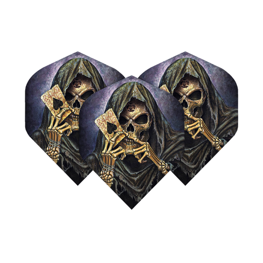 ALC2_Alchemy_Reapers_Ace_Standard_Flights_1WexXGWWG8jDhd Das Bild zeigt drei Dart-Flights mit dem Motiv eines Skeletts in einer Kapuze, das eine Spielkarte mit einem Pik-Ass hält. Die Flights haben einen düsteren, künstlerischen Stil und sind Teil der "Alchemy Reapers Ace No2 Standard Flights" Serie.