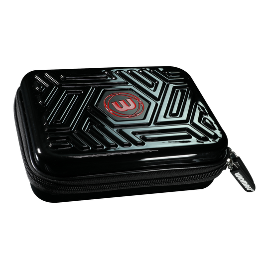 Portfel Winmau Armor G2 Dart Das Bild zeigt ein schwarzes Dart-Etui mit einem geometrischen Muster auf dem Deckel. In der Mitte befindet sich ein rotes Logo und der Reißverschluss trägt den Schriftzug "Winmau".