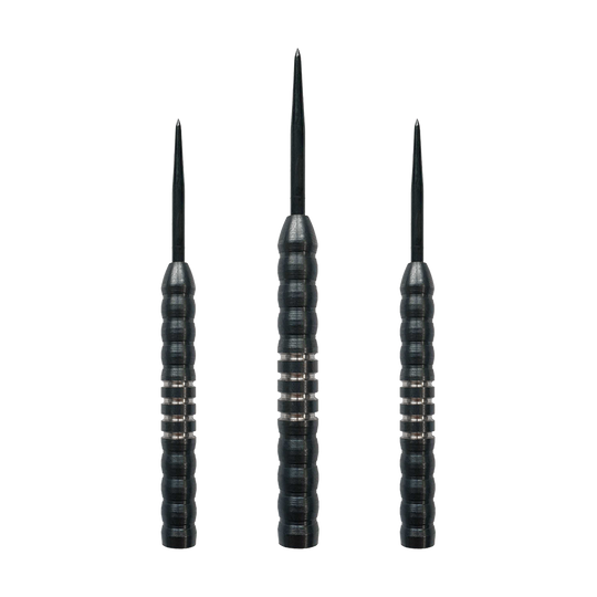 Stalowe beczki do rzutek McDart Midnight V1 Das Bild zeigt drei Steeldart-Barrels des Produkts „McDart Midnight V1 Steeldart Barrels“. Die Barrels sind schwarz mit silbernen Rillen und haben eine gerillte Oberfläche für besseren Halt.