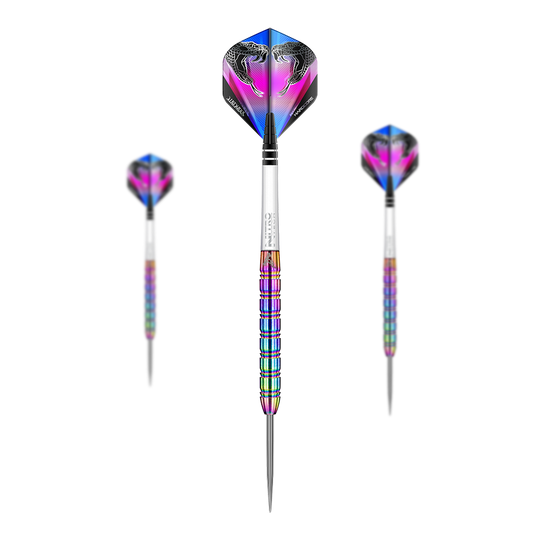 Red Dragon Peter Wright Snakebite 1 Tęczowe Steeldarts Das Bild zeigt drei Steeldarts des Produkts "Red Dragon Peter Wright Snakebite 1 Rainbow". Die Darts haben einen bunten, regenbogenfarbenen Schaft und Flights mit Schlangenkopf-Design.