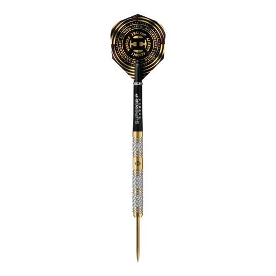 Harrows Anniversary Edition Magnum Steeldarts Das Bild zeigt einen hochwertigen Steeldartpfeil mit goldenen und silbernen Akzenten. Auf dem Flights sind kreisförmige, goldfarbene Muster und der Schriftzug "Anniversary Edition" zu sehen.
