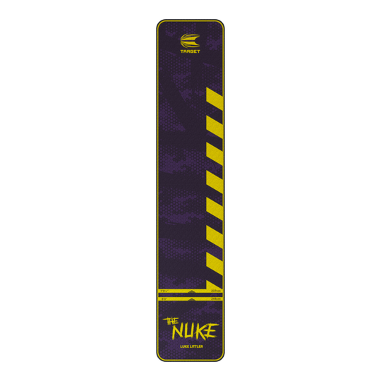 Mata do rzutek Target Luke Littler The Nuke Das Bild zeigt den Target Luke Littler The Nuke Dartteppich in lila mit gelben Akzenten. Am unteren Ende steht in gelber Schrift "The Nuke Luke Littler".