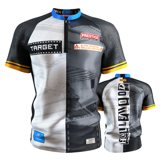 Koszulka do darta Target Coolplay Chris Dobey 2025 Dieses Bild zeigt das "Target Coolplay Chris Dobey 2025 Dartshirt" von vorne und hinten. Das Shirt hat ein modernes, schwarz-weißes Design mit gelben Akzenten und mehreren Sponsorenlogos.