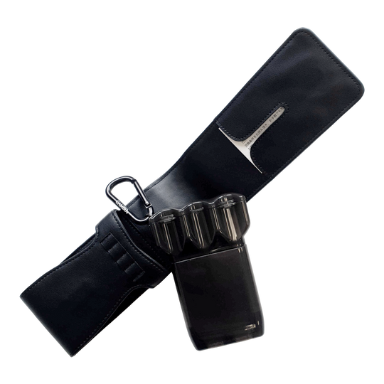 Etui na strzałki Cameo Thread Das Bild zeigt ein schwarzes Dart-Etui mit einem Kunststoff-Behälter und Karabiner. Das Etui ist offen dargestellt, sodass das Innere sichtbar ist.