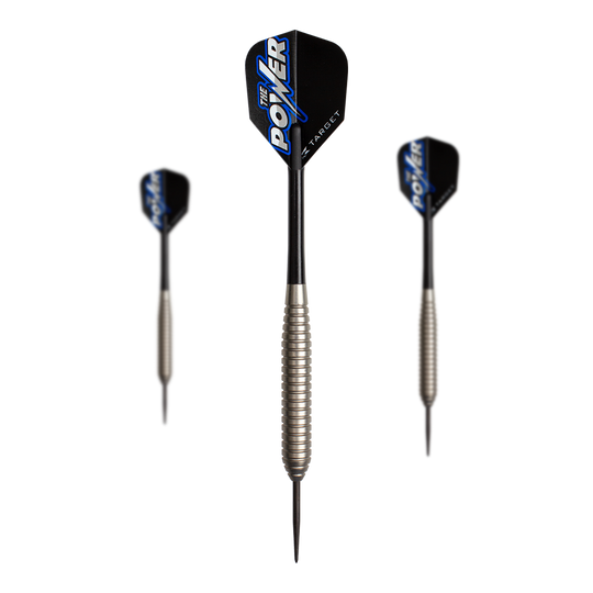 Das Bild zeigt drei Steeldarts des Produkts "Target Phil Taylor Power Silverlight Variante 2". Die Darts haben silberne, gerillte Griffe und schwarze Flights mit blau-weißer Aufschrift.