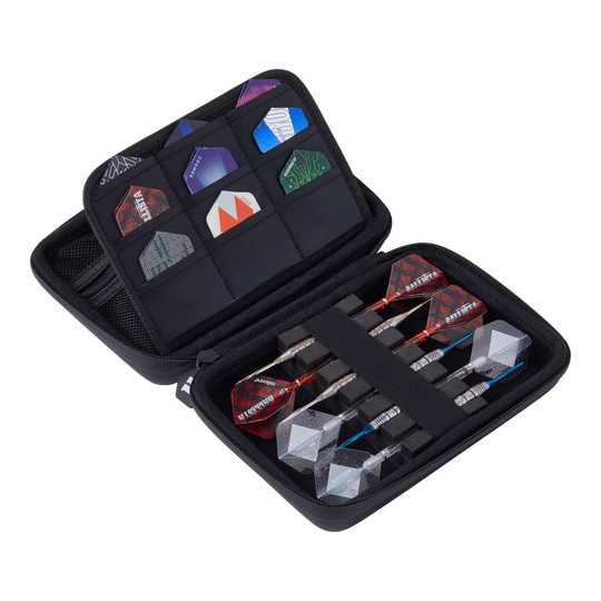 Das Bild zeigt ein geöffnetes Dartcase mit mehreren Dartpfeilen und Flights ordentlich einsortiert. Die Tasche ist schwarz und trägt den Namen "Unicorn Ultra 3UP Medium Dartcase".