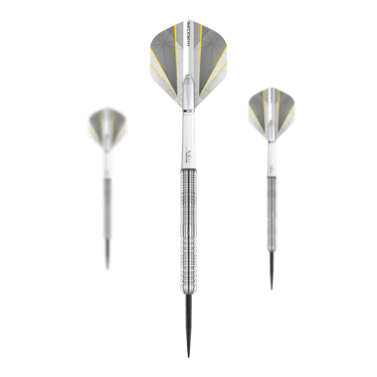 Red Dragon Seren 1 Czyste Steeldarts Das Bild zeigt drei Steeldarts des Produkts "Red Dragon Seren 1 Pure Steeldarts". Die Darts haben silberne Spitzen und Schäfte mit grauen und gelben Akzenten an den Flights.