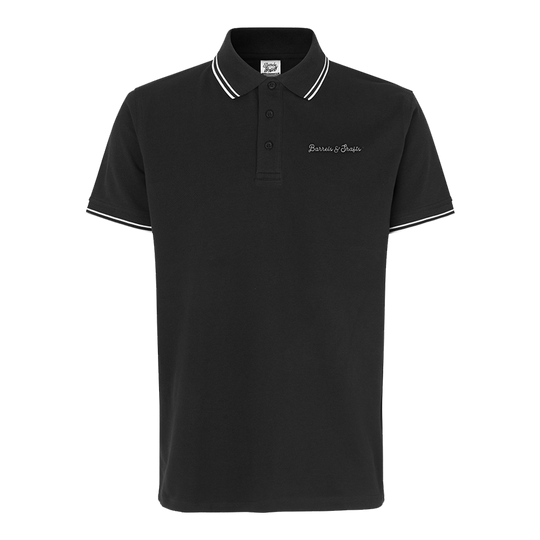 Koszulka polo Barrels and Shafts – czarna Das Bild zeigt ein schwarzes Poloshirt mit weißen Akzenten an Kragen und Ärmeln. Auf der Brust ist der Schriftzug "Barrels & Shafts" eingestickt.