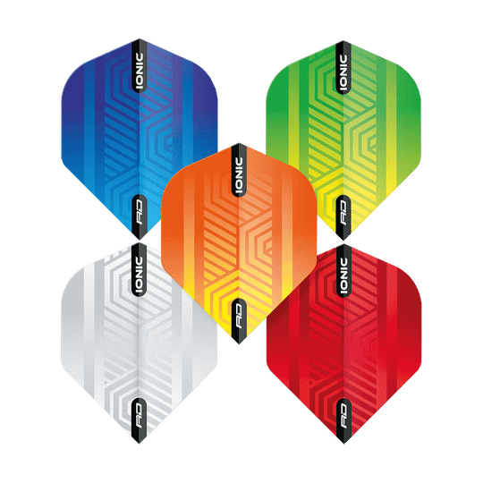 Das Bild zeigt fünf verschiedenfarbige Dart-Flights der Marke 'Red Dragon Hardcore Ionic'. Jeder Flight hat ein geometrisches Muster und die Farben blau, grün, orange, weiß und rot.