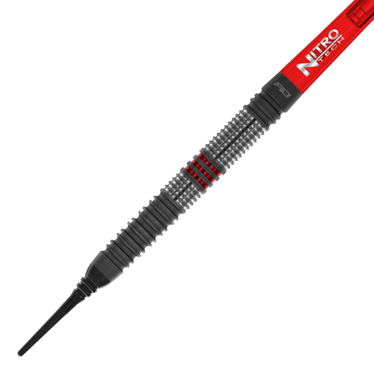 Das Bild zeigt den Red Dragon Jonny Clayton Hiraeth Softdart mit einem Gewicht von 20 Gramm. Der Dart hat ein silbernes Griffstück mit roten Akzenten und einen roten Schaft mit der Aufschrift "Nitro Tech".