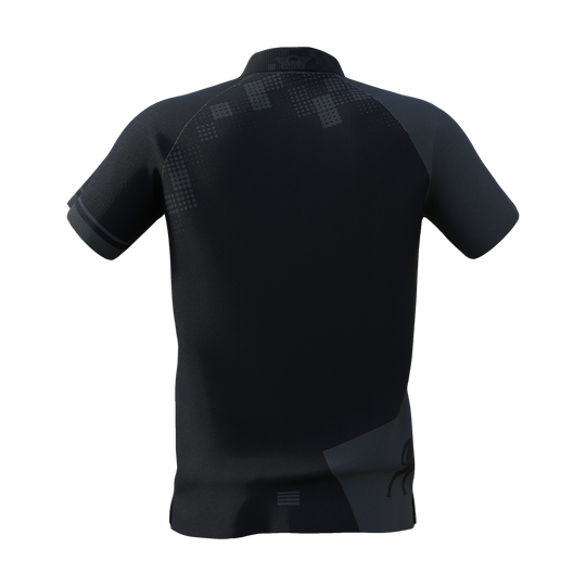 BU69610_BullsNL_Plain_Black_Dart_Poloshirt_3 Dies ist das Bulls NL Plain Black Dart Poloshirt, abgebildet von hinten. Das Poloshirt ist schwarz mit dezenten grauen Mustern auf Schultern und unterem Rand.