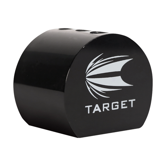 119091_Target_Acryl_Display_Stand_1 Das Bild zeigt einen schwarzen Acryl Display Ständer mit dem Aufdruck "TARGET" und einem stilisierten Logo. Der Ständer hat eine abgerundete Form und eignet sich zur Präsentation kleiner Gegenstände.