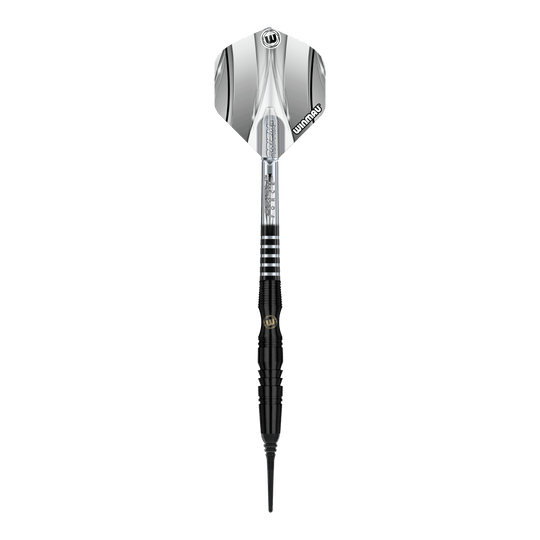 Miękkie lotki Winmau Sniper Black - 20g Das Bild zeigt einen Winmau Sniper Black Softdart mit einem Gewicht von 20 Gramm. Der Dart ist überwiegend schwarz mit silbernen Akzenten und besitzt eine schwarze Softspitze.