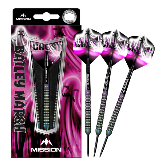 Das Bild zeigt die Mission Bailey Marsh Ghost Steeldarts - 23g in ihrer Verpackung. Neben der Verpackung sind drei Steeldarts mit schwarz-pinken Flights zu sehen.