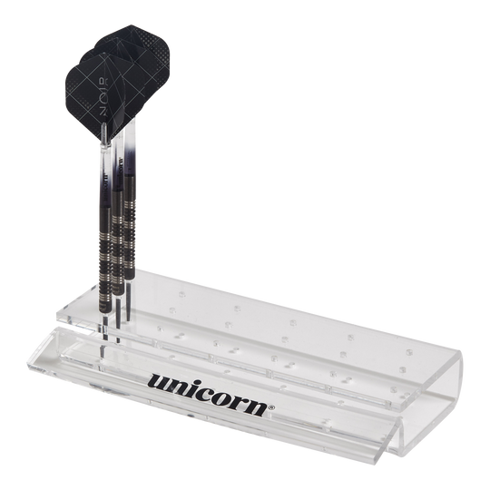 Stojak na rzutki z akrylu w kształcie jednorożca Das Bild zeigt einen durchsichtigen Acryl-Dartständer der Marke Unicorn. Im Ständer sind drei Dartpfeile ordentlich aufgestellt.