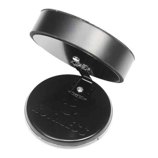 Zestaw do darta Ruthless Mini Desktop Das Bild zeigt das Produkt "Ruthless Mini Desktop Dartboard Set" in geöffnetem Zustand. Es besteht aus zwei runden, schwarzen Teilen, die durch ein Scharnier verbunden sind.