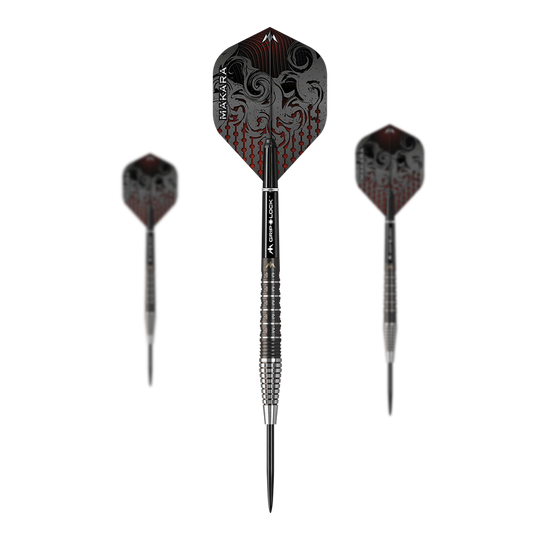 Das Bild zeigt drei Steeldarts des Produkts "Mission Makara M2 - 23g". Die Darts haben schwarze Flights mit einem roten Muster und einem silber-schwarzen Barrel.