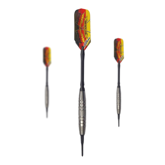 Lotki McDart 85 Tungsten V6 Soft Darts - 16g Das Bild zeigt drei Softdarts des Modells "McDart 85er Tungsten V6" mit einem Gewicht von 16g. Die Darts haben silberne Barrels und bunte Flights in Rot-Gelb-Schwarz.