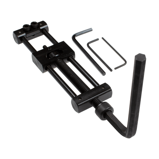 Designa Dart Repointer Black Pro Edition - Zmieniacz końcówek Abgebildet ist der Designa Dart Repointer Black Pro Edition - Spitzenwechsler. Mit diesem Produkt können Dartspitzen einfach ausgetauscht werden.